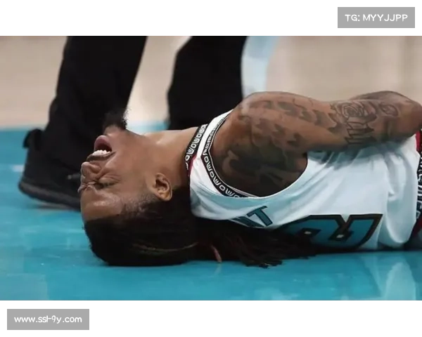 76人队马克西与队友埃奇库姆因防守沟通问题发生激烈争执，教练组介入调停